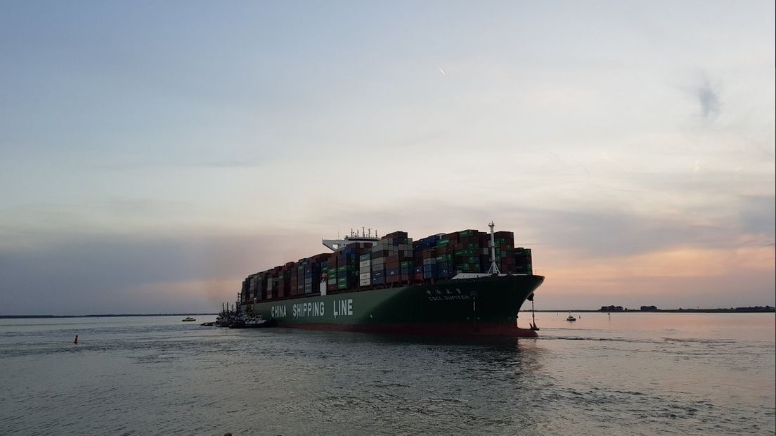 Containerschip op Westerschelde is losgetrokken