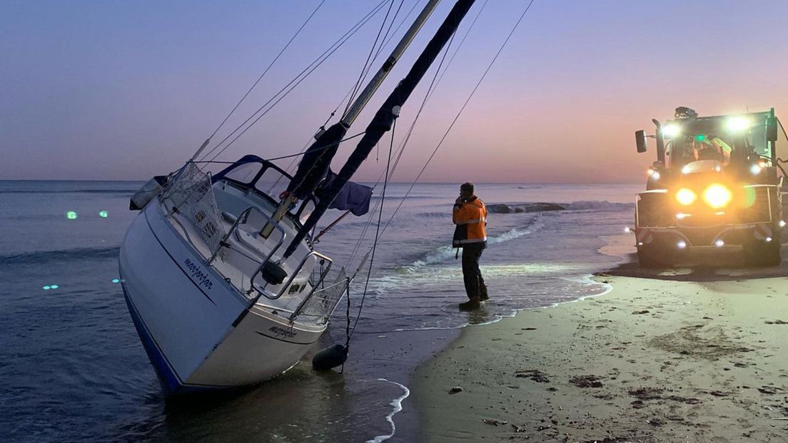 De verlaten zeilboot op het Noordwijkse strand