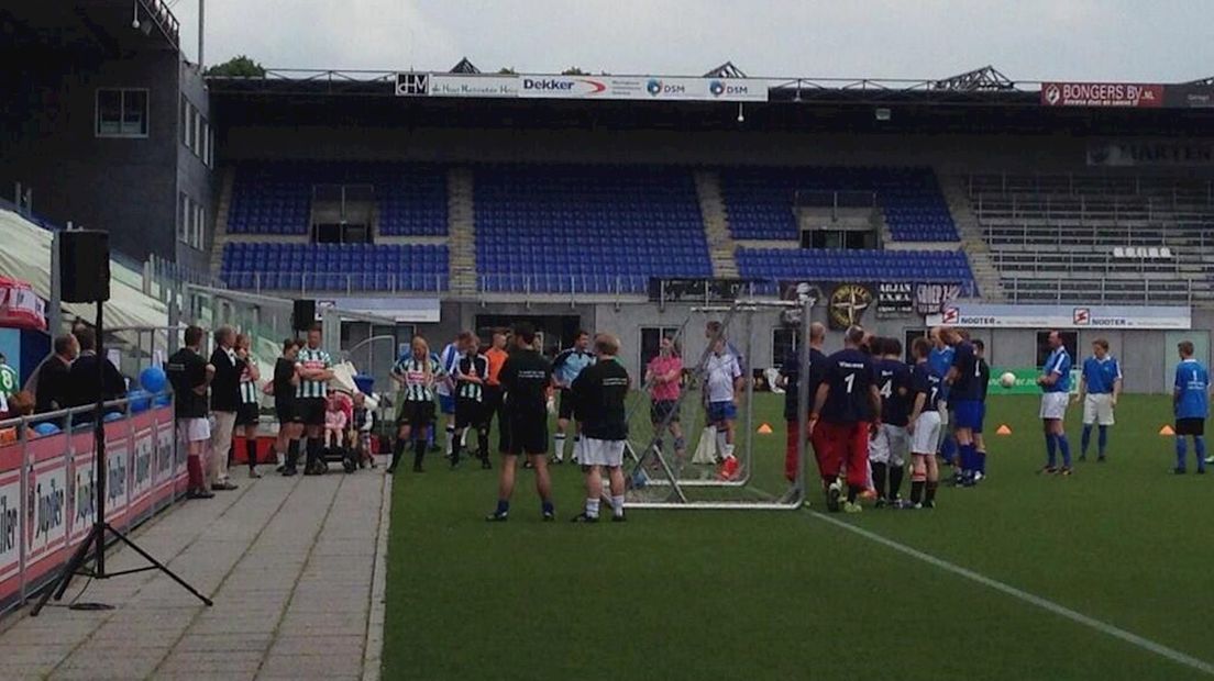 Dokters van Isala voetballen in het stadion van PEC Zwolle