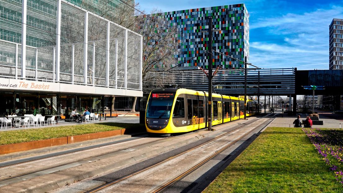 Op diverse plekken zijn spoedreparaties aan de trambaan gepleegd.