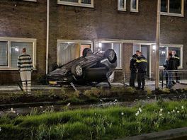 Beschonken automobilist slaat over de kop en belandt tegen woning in Utrecht
