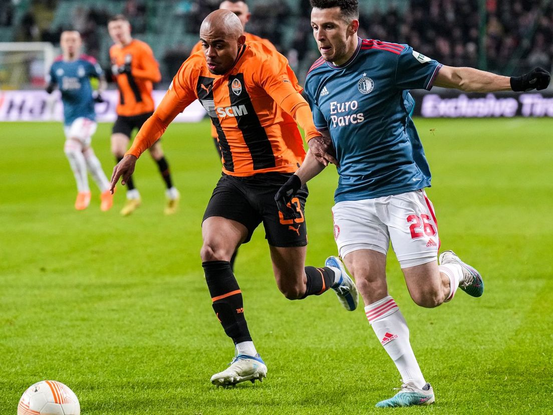 Lucas Taylor (Shakhtar Donetsk) en Oussama Idrissi (Feyenoord) strijden om de bal