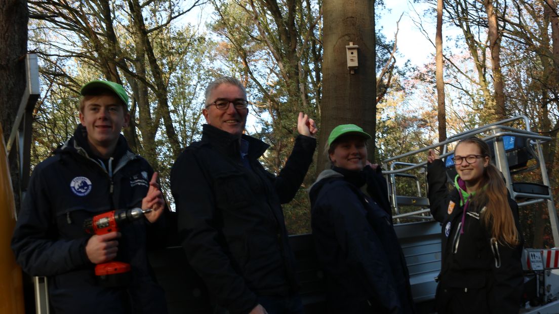 De Junior Rangers hangen samen met gedeputeerde Henk Jumelet nestkasjes op. (Rechten: RTV Drenthe/Dylan de Lange)