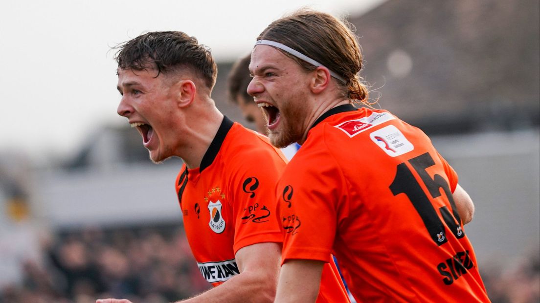 Robin Schulte en Bart Sinteur vieren een treffer