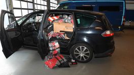 Mensensmokkel: auto's vol zwemvesten en rubberboot op A67