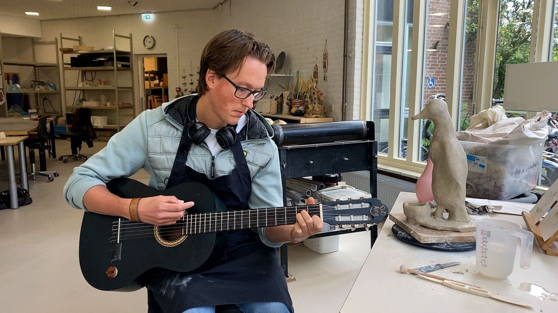 Donne schrijft en zingt zijn eigen liedjes