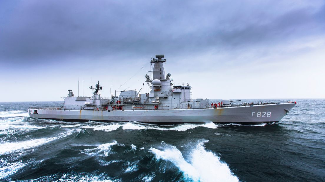 Het M-fregat Zr.Ms. Van Speijk van de marine tijdens een oefening in Schotse wateren