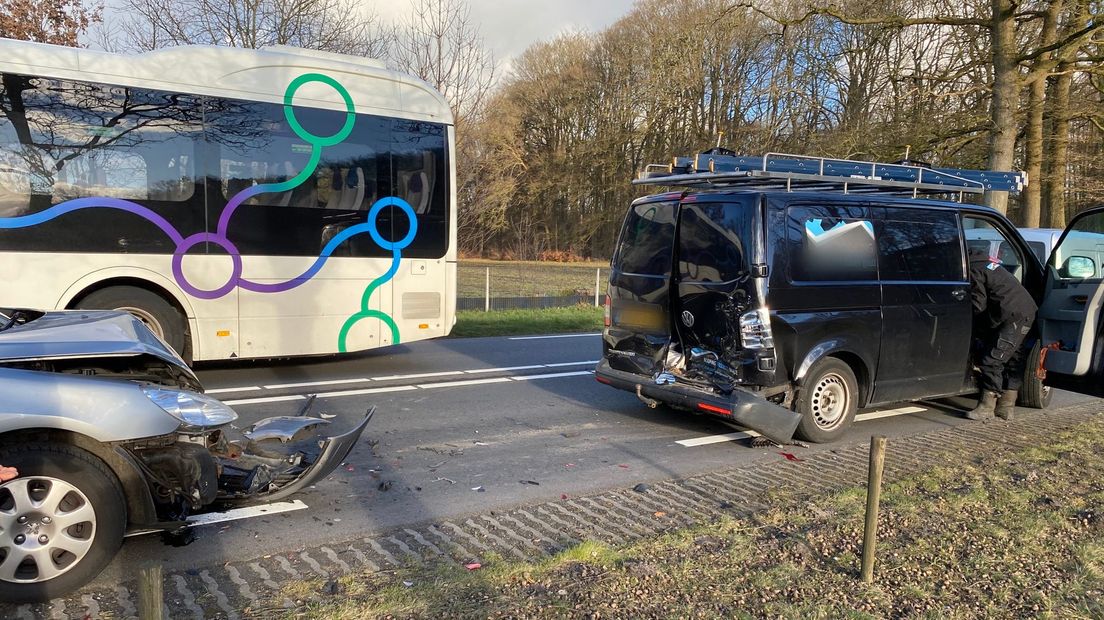 Dubbele kop-staartbotsing op N35 bij Raalte