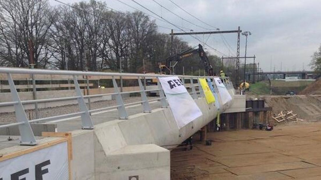 Tunneldek ligt op zijn plek in Deventer