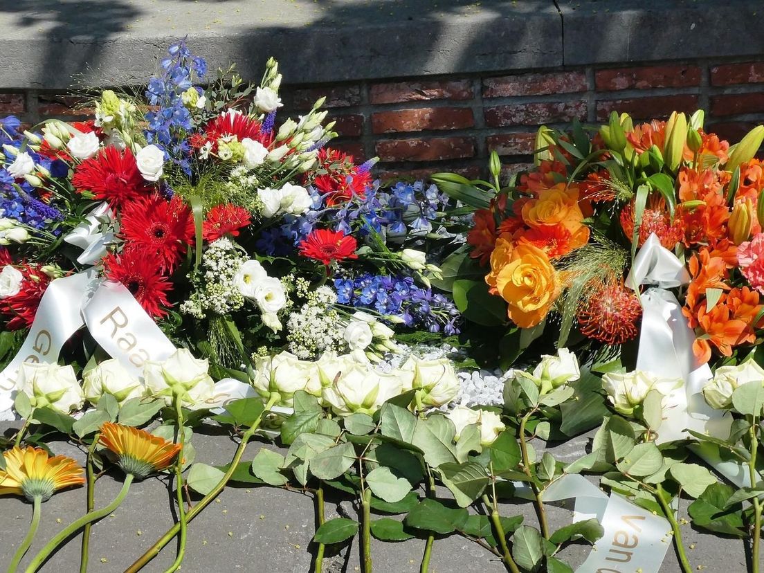 Kransen leggen tijdens dodenherdenking
