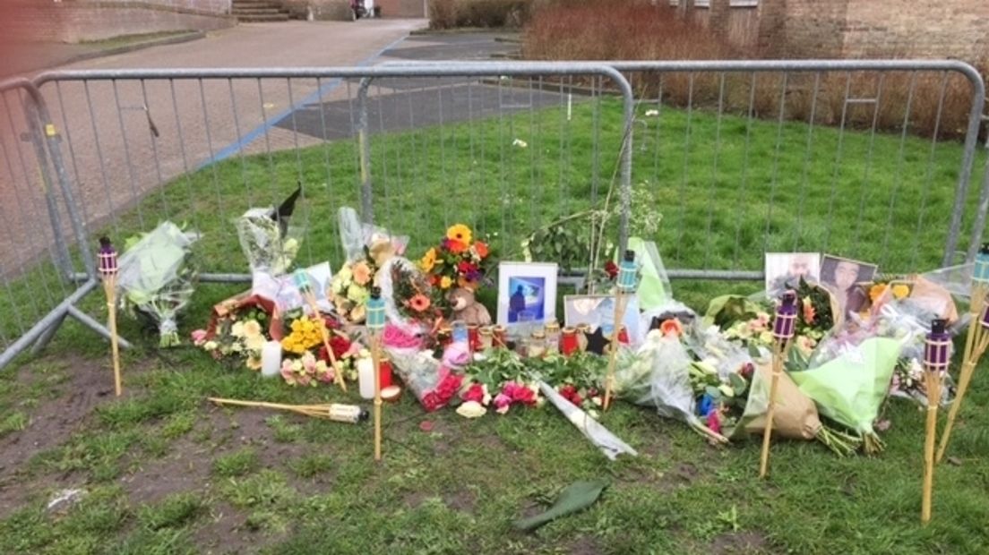 Bloemen in Oostburg na dodelijke schietpartij