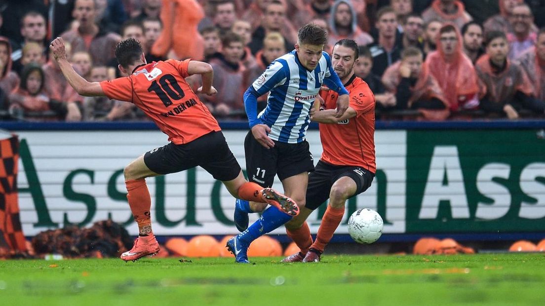 Marc de Kruijs van Quick Boys in duel met twee spelers van Katwijk.