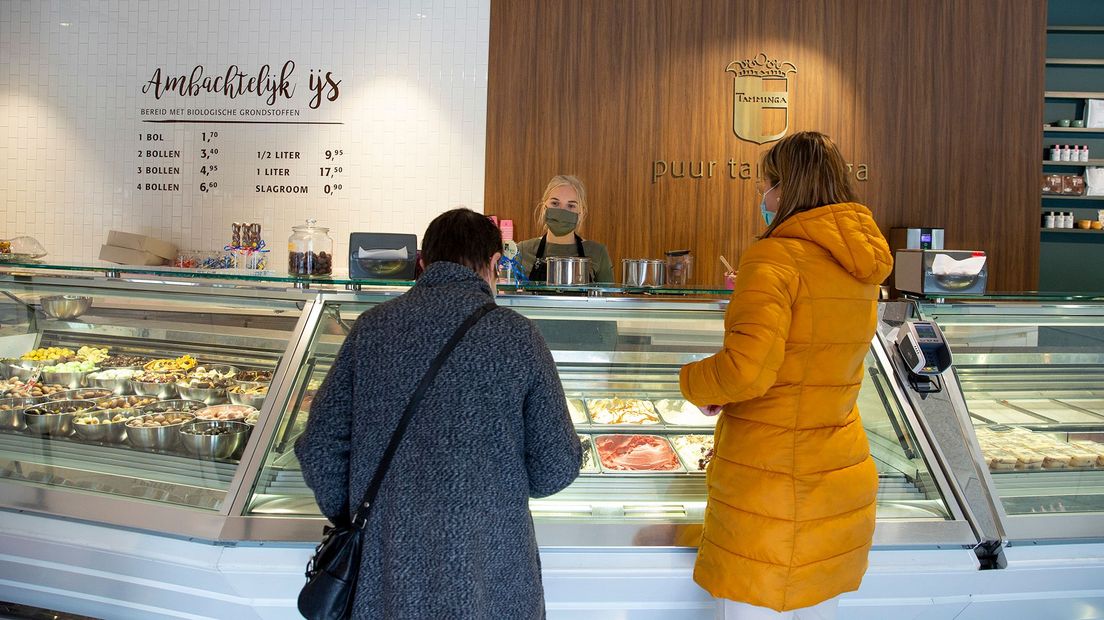 Drukte bij de ijssalon in Veenendaal.