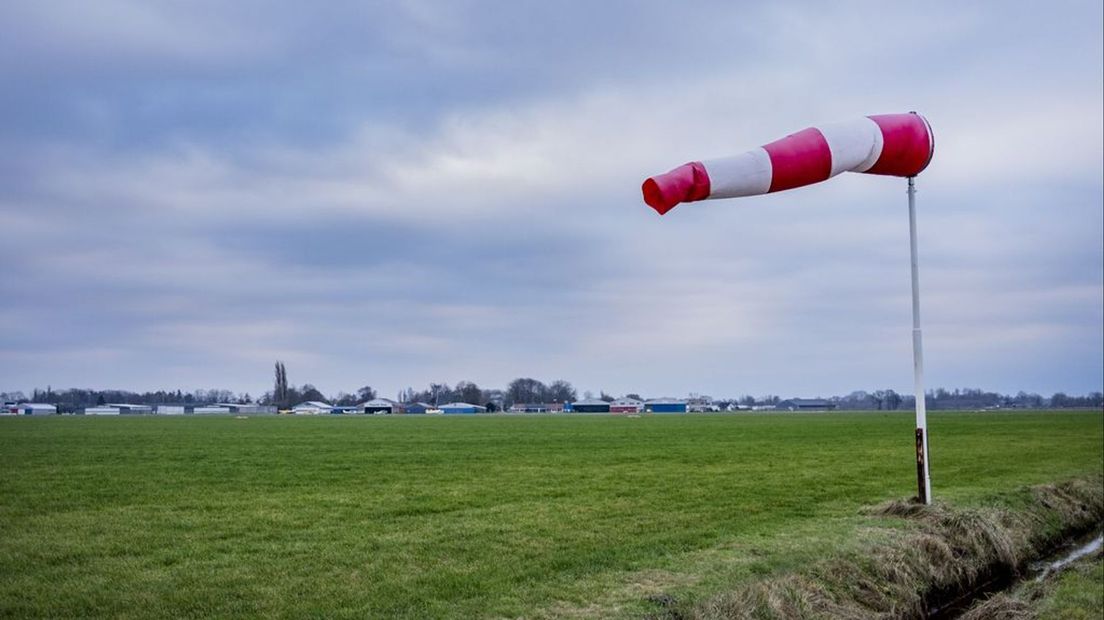 Harde wind bij vliegveld Teuge tussen Apeldoorn en Twello.