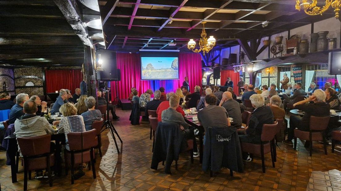 Een volle zaal bij Erve Kots in Lievelde.