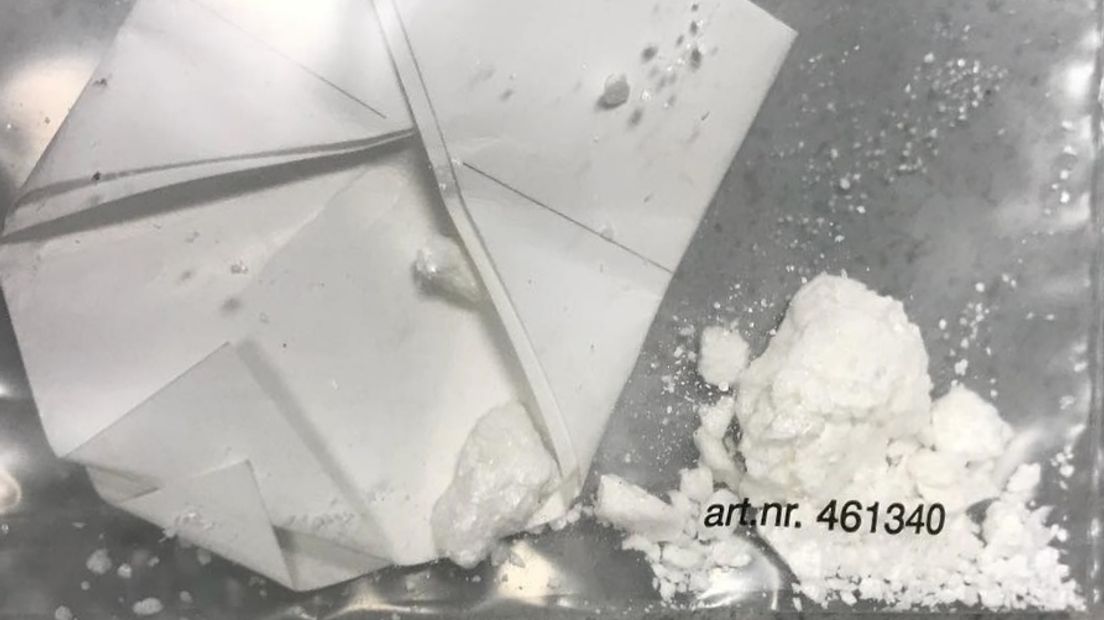 De agenten troffen een kleine hoeveelheid cocaïne aan.