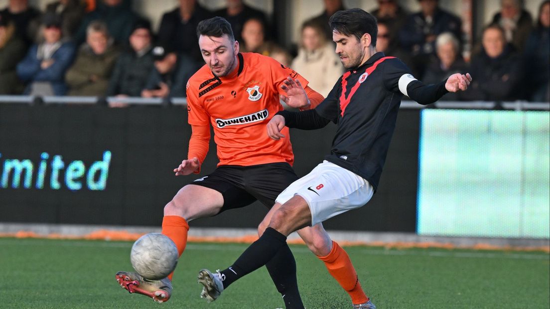 Rick van der Meer (links) van Katwijk in duel met AFC'er Milan Hoek