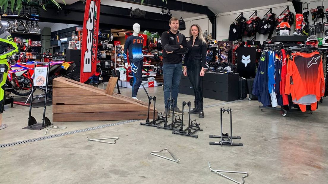 René en Martine Satink in hun leeggeroofde motorcrosswinkel