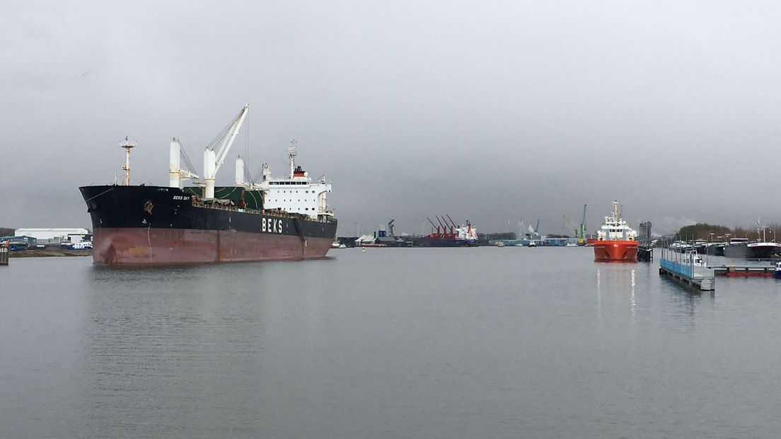 Westsluis Terneuzen gestremd, meerdere schepen wachten al bijna een dag op doorvaart