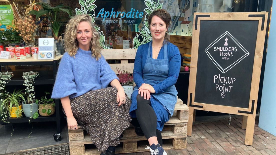 Franny (links) met Shamida (rechts), die droomt van meer waardering voor kleine ondernemers.
