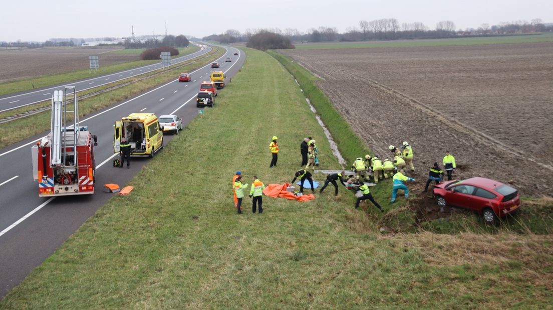 De auto belandde in het land naast de A58.