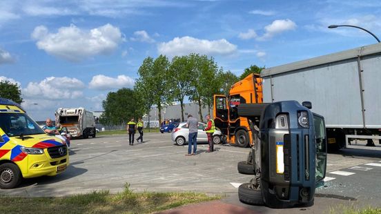 112 nieuws: Gewonde bij botsing tussen vrachtwagen en twee autos in Hengelo. 112 nieuws: Gewonde bij botsing tussen vrachtwagen en twee autos in Hengelo.