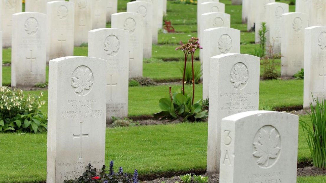 Herdenking Canadese begraafplaats Holten
