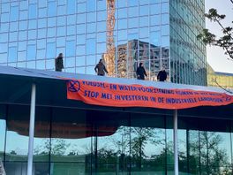 Protest bij Rabobank: klimaatactivisten met spandoek op dak
