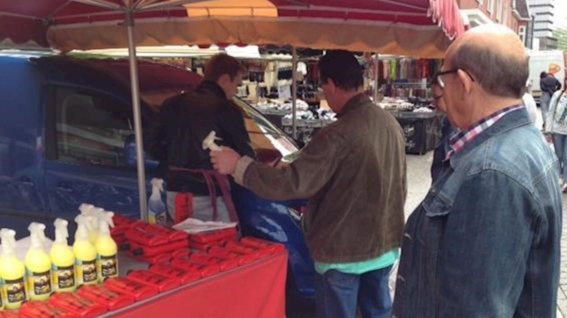 Standwerkers proberen hun waren aan de man te brengen