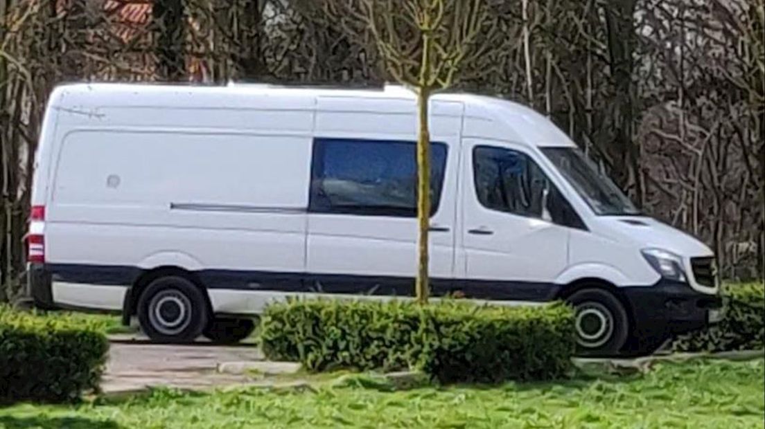 De witte Mercedes Sprinter-bus werd deze week gesignaleerd in de buurt van het Saxion en de UT