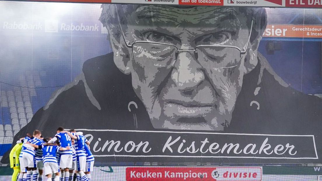 Fraaie schildering op de Vijverberg van Simon Kistemaker die deze week overleed