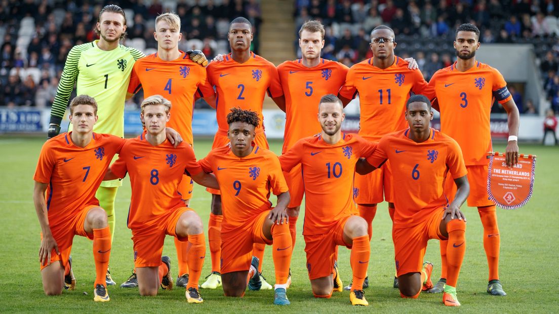Jong Oranje met Rick van Drongelen (staand, tweede van links) voor het duel tegen Schotland