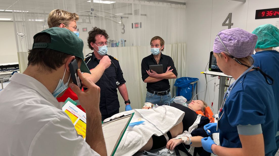 Hier vindt een overdacht plaats. De mensen die de patiënt hebben binnengebracht brengen de arts en verpleegkundigen op de hoogte.