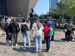 Veel mensen op de foto met beeld jonge vrouw op Nikes voor Centraal Station: 'Ik herken mijn dochter er in'