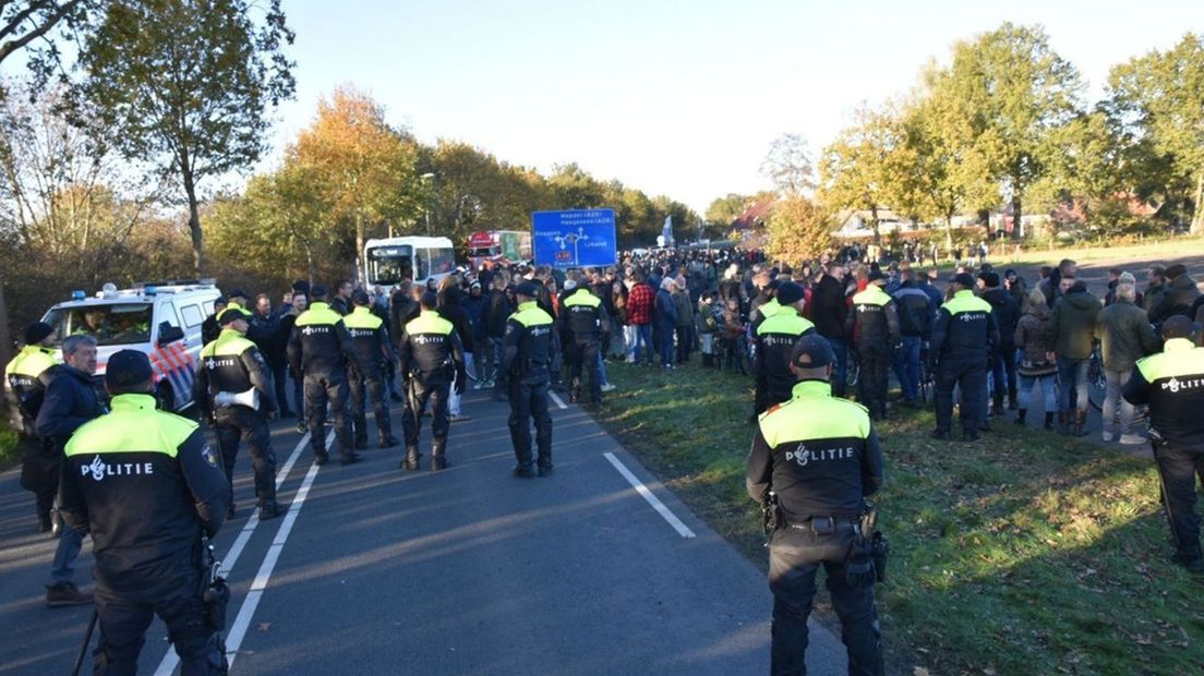 Beelden van de ongeregeldheden in Staphorst rond de intocht van Sinterklaas.