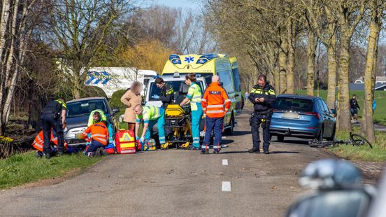 Fietser zwaargewond na botsing met auto in Mijdrecht. Fietser zwaargewond na botsing met auto in Mijdrecht.