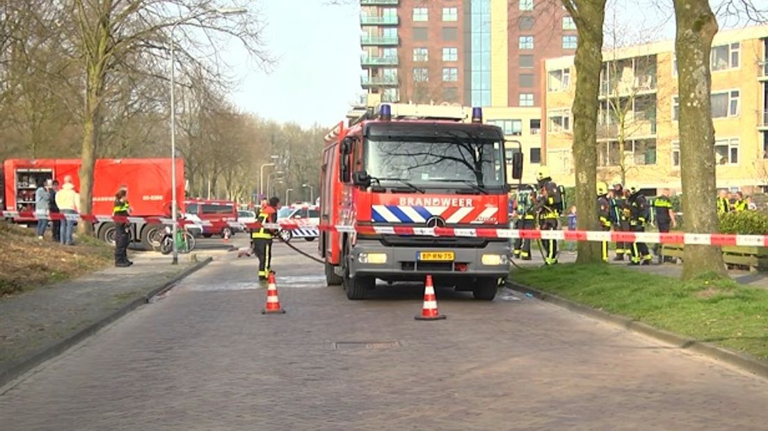 De brandweer bij de woning aan de Dotterbloemstraat