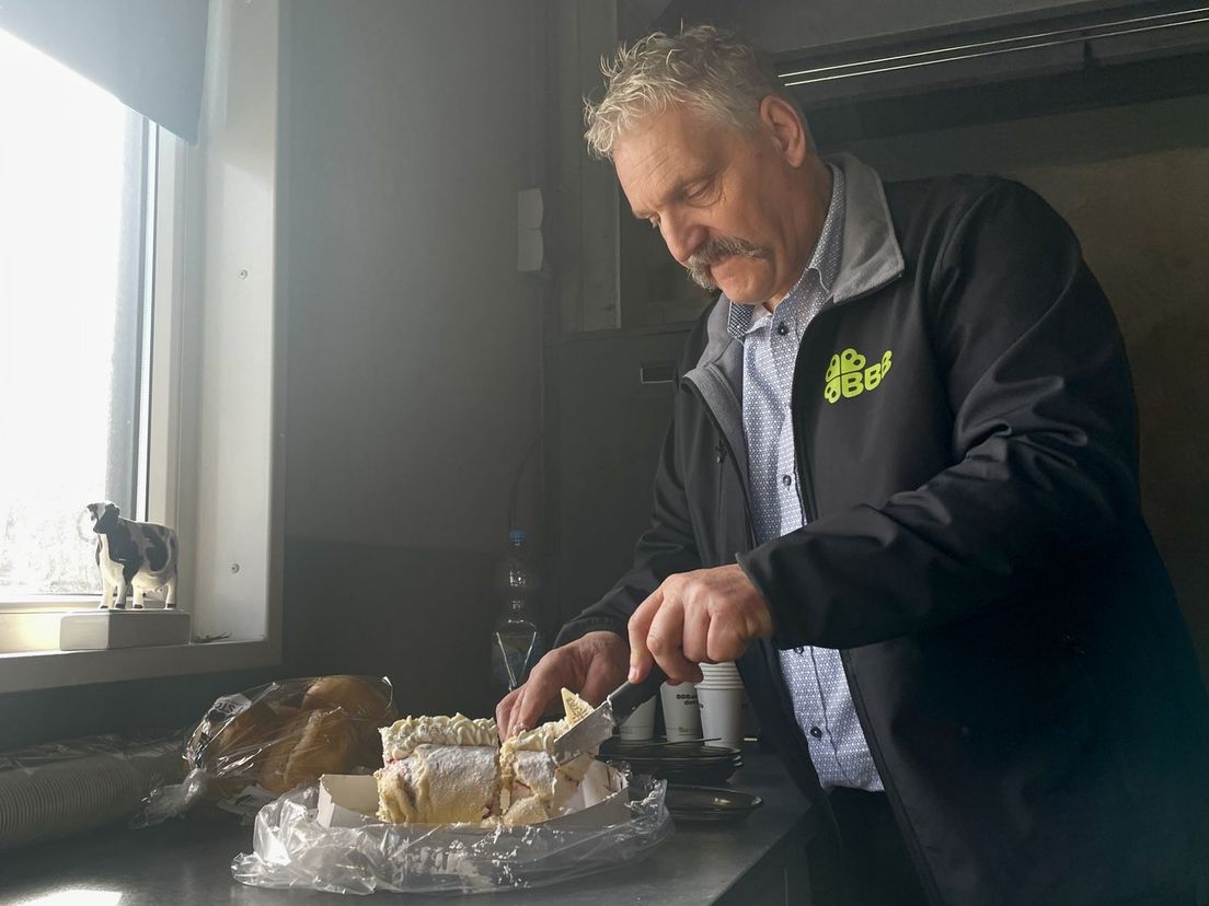 Hendrik Smeenge trakteert op taart