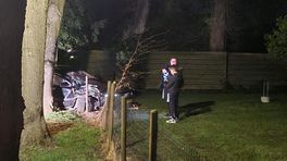 112-nieuws: Auto ramt hek en komt in tuin tot stilstand