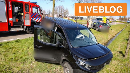 Frontale botsing • terreinwagen in vlammen op. Frontale botsing • terreinwagen in vlammen op.