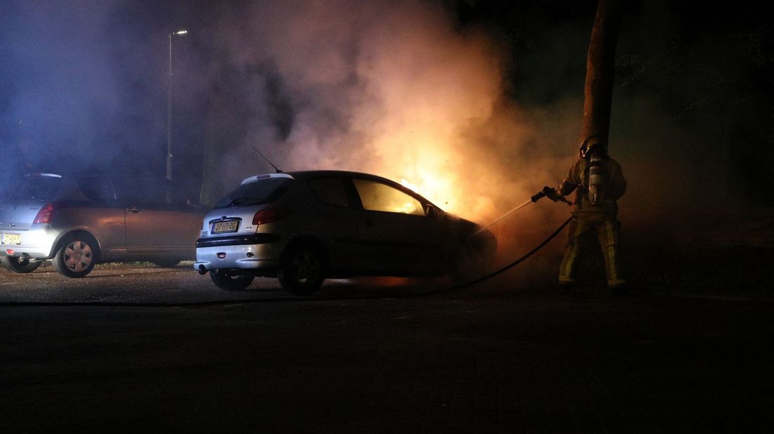 Brandweer blust autobrand in Leidschendam.