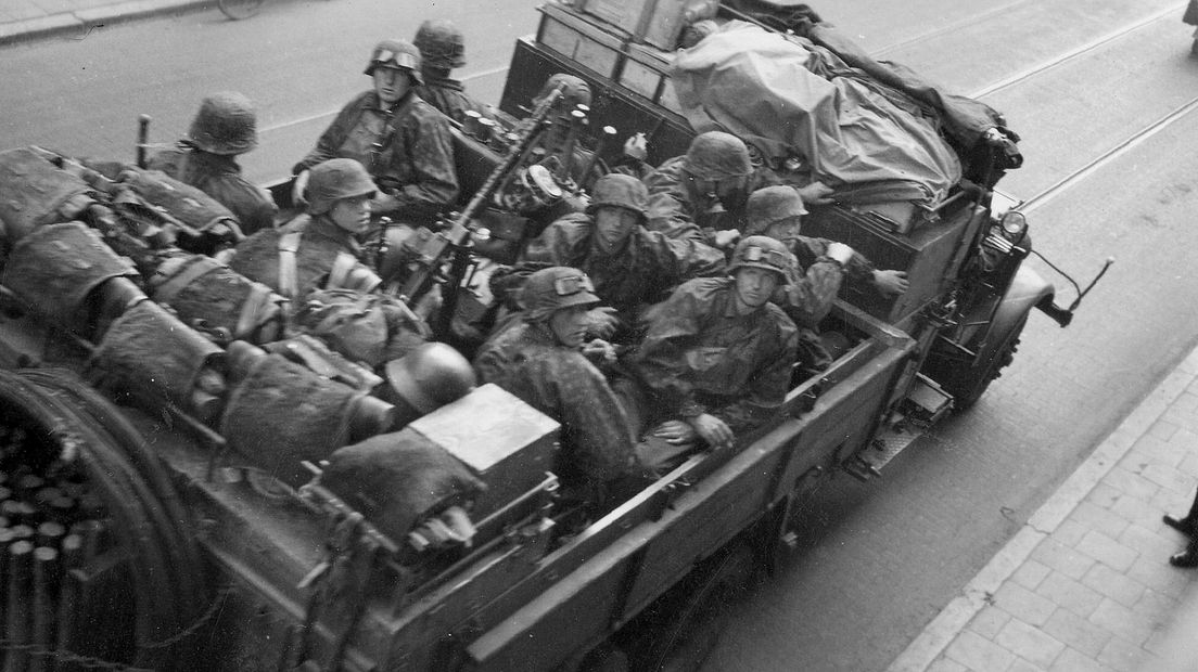 Intocht van de Duitse bezetters over de Wittervrouwenstraat in Utrecht, 15 mei 1940.