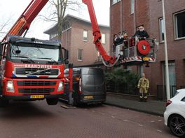 Bewoners van dak en balkon gered bij brand in Spoorwijk