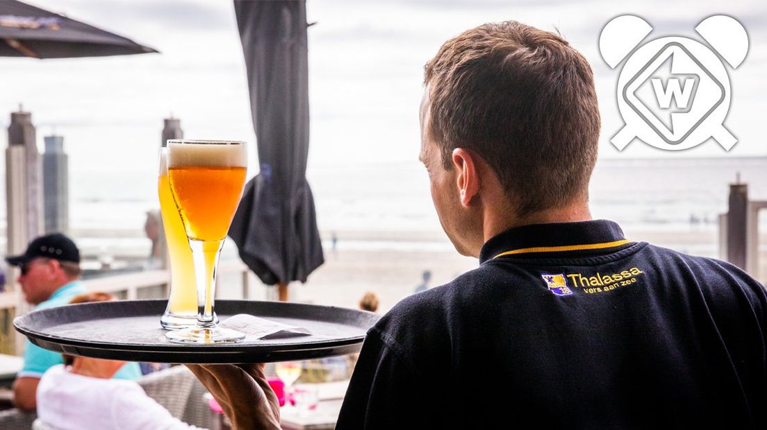 Een ober bij Thalassa in Zandvoort, vorig jaar uitgeroepen tot beste strandpaviljoen