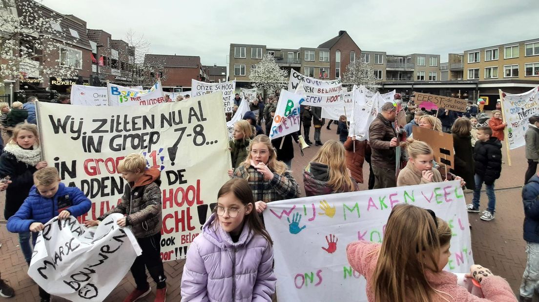 Leerlingen protesteren in Borne tegen het uitblijven van een beslissing over de bouw van een nieuwe school.
