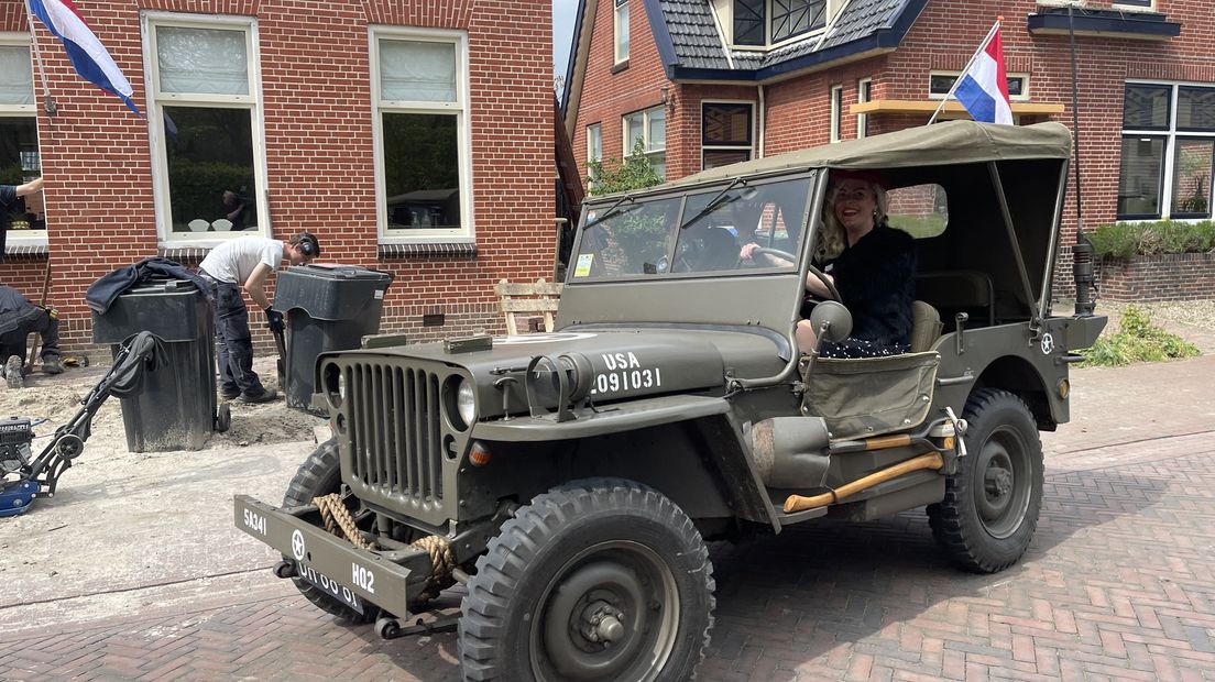 Even een rondje rond de kerk in een oude Jeep