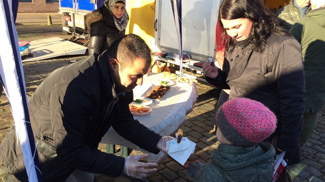 Ahmad deelt falafel uit: 'Bedankt IJzendijke!' (video)