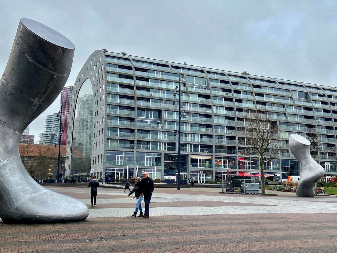De plek waar in 1270 de dam in de Rotte is gelegd, is gemarkeerd met het kunstwerk 'Iedereen is dood behalve wij'