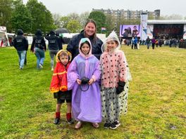 Poncho's uit, want de zon breekt voorzichtig door: zo viert Utrecht Bevrijdingsdag