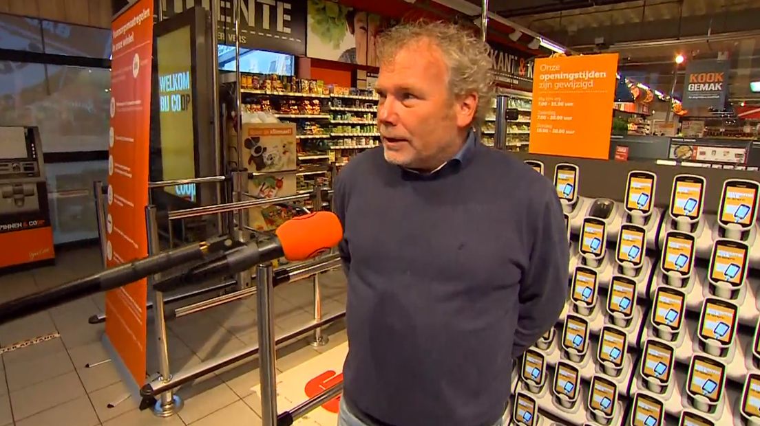 Toen ze er nog waren: Bert Stuut voor de zelfscanners in zijn winkel
